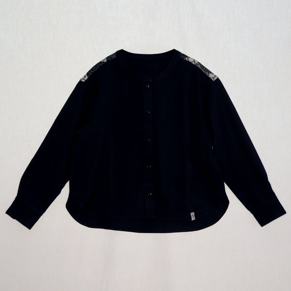 ノーカラーシャツ