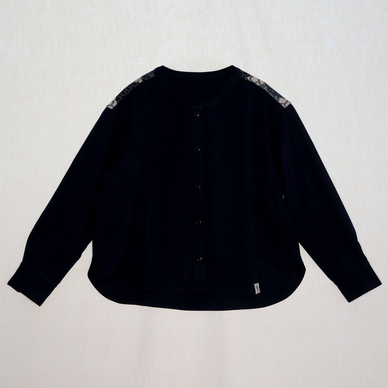 ノーカラーシャツ