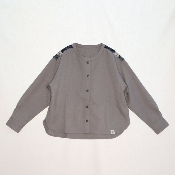 ノーカラーシャツ