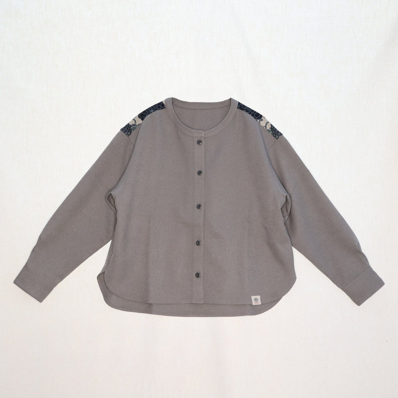 ノーカラーシャツ